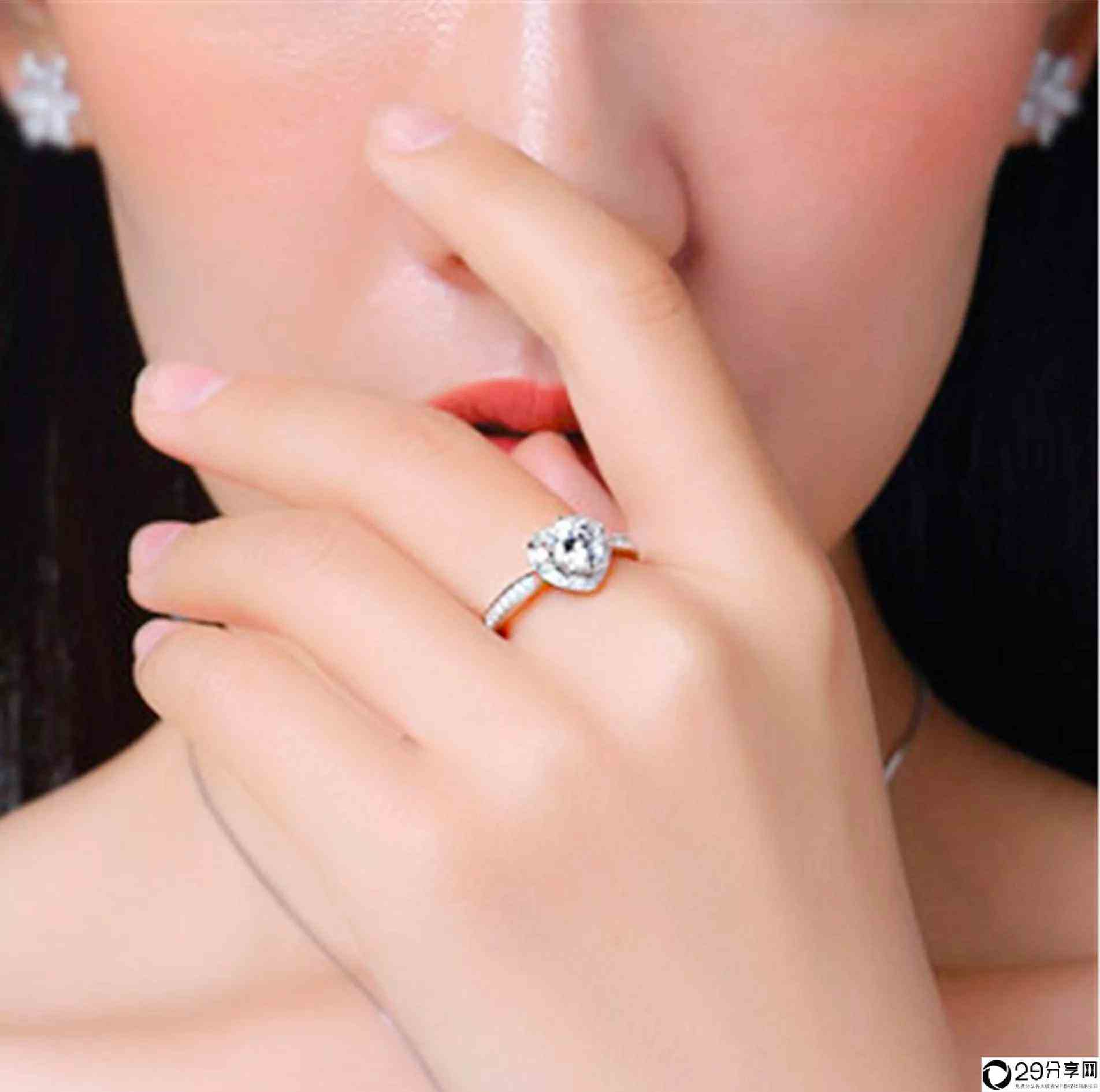 女人十个手指戴戒指的含义（女生左右手戒指戴法全解）