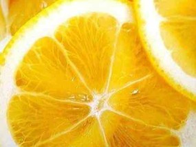 喝柠檬水＋蜂蜜可以美白吗？(柠檬怎么吃美白效果最好)