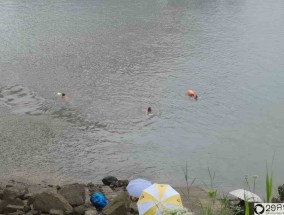 湖北5名中学生游泳时被急流冲走(七年级学生到长江水域铁牛矶段游泳)