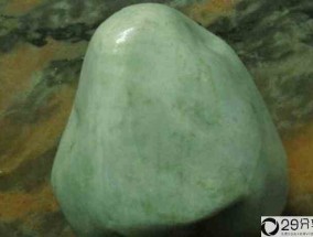 一般的玉手镯卖多少钱:翡翠原石的皮壳有哪些？皮壳的特征及假皮壳的鉴定方法