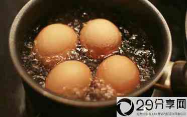 煮鸡蛋冷水下锅还是热水煮几分钟(水煮鸡蛋正确煮法)